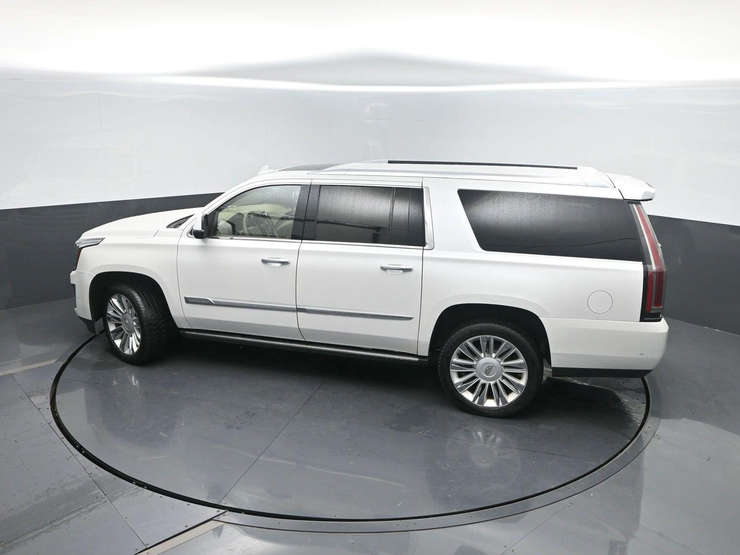 Used 2018 Crystal White Tricoat Cadillac Platinum image 44