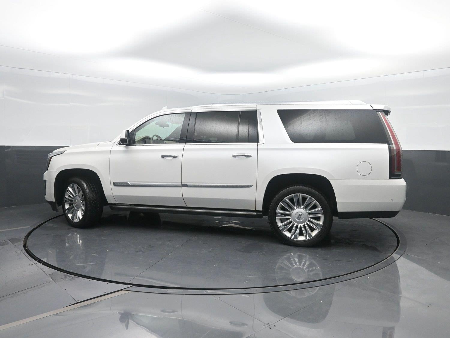 Used 2018 Crystal White Tricoat Cadillac Platinum image 47