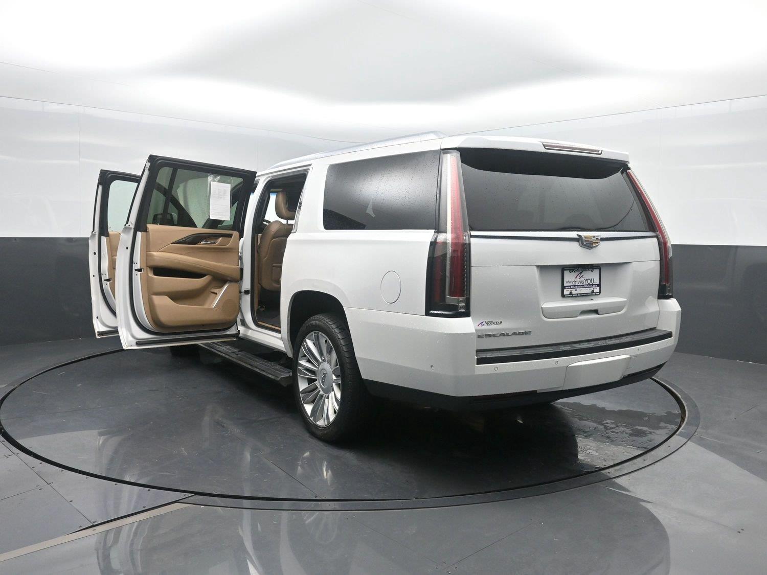 Used 2018 Crystal White Tricoat Cadillac Platinum image 53
