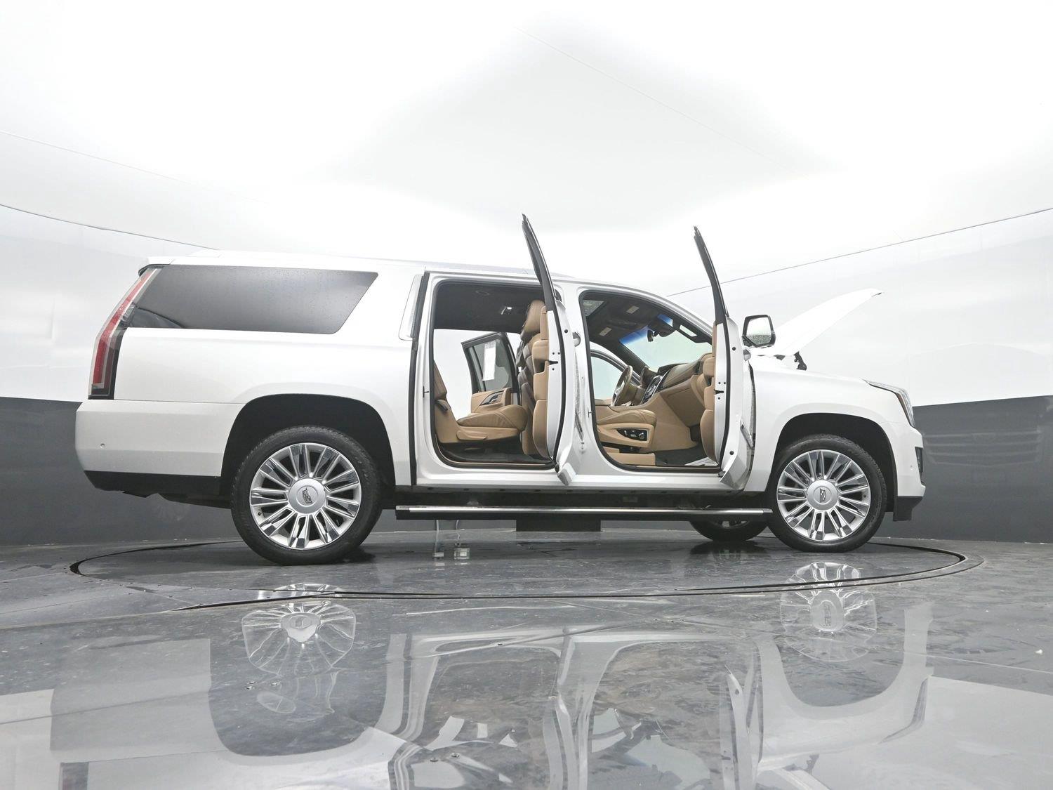 Used 2018 Crystal White Tricoat Cadillac Platinum image 58