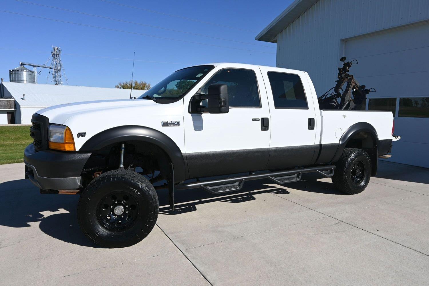 Oxford White 2001 Ford F-250 Super Duty Pickup Truck Four-Wheel Drive 5-Speed Manual Overdrive