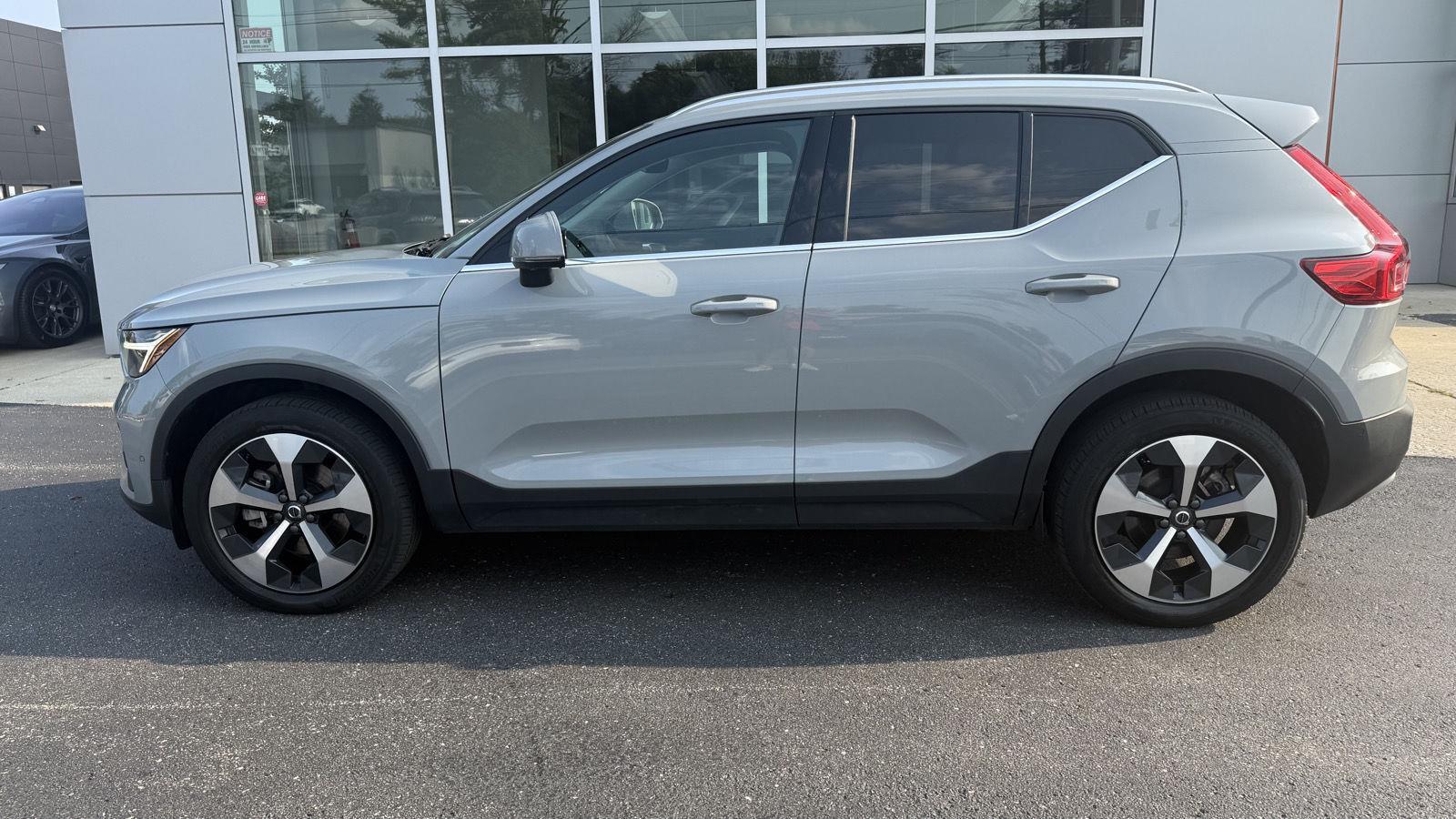 2024 VOLVO XC40 Plus Bright