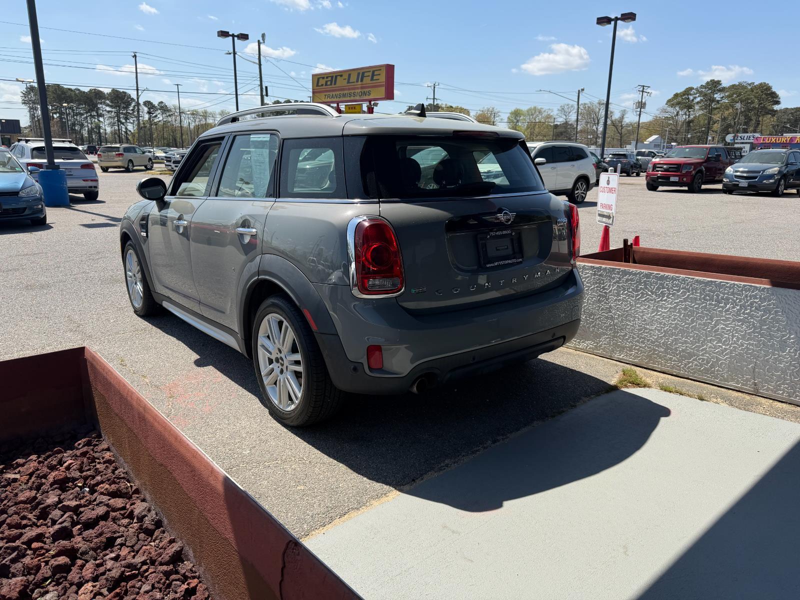 View vehicle photo 7