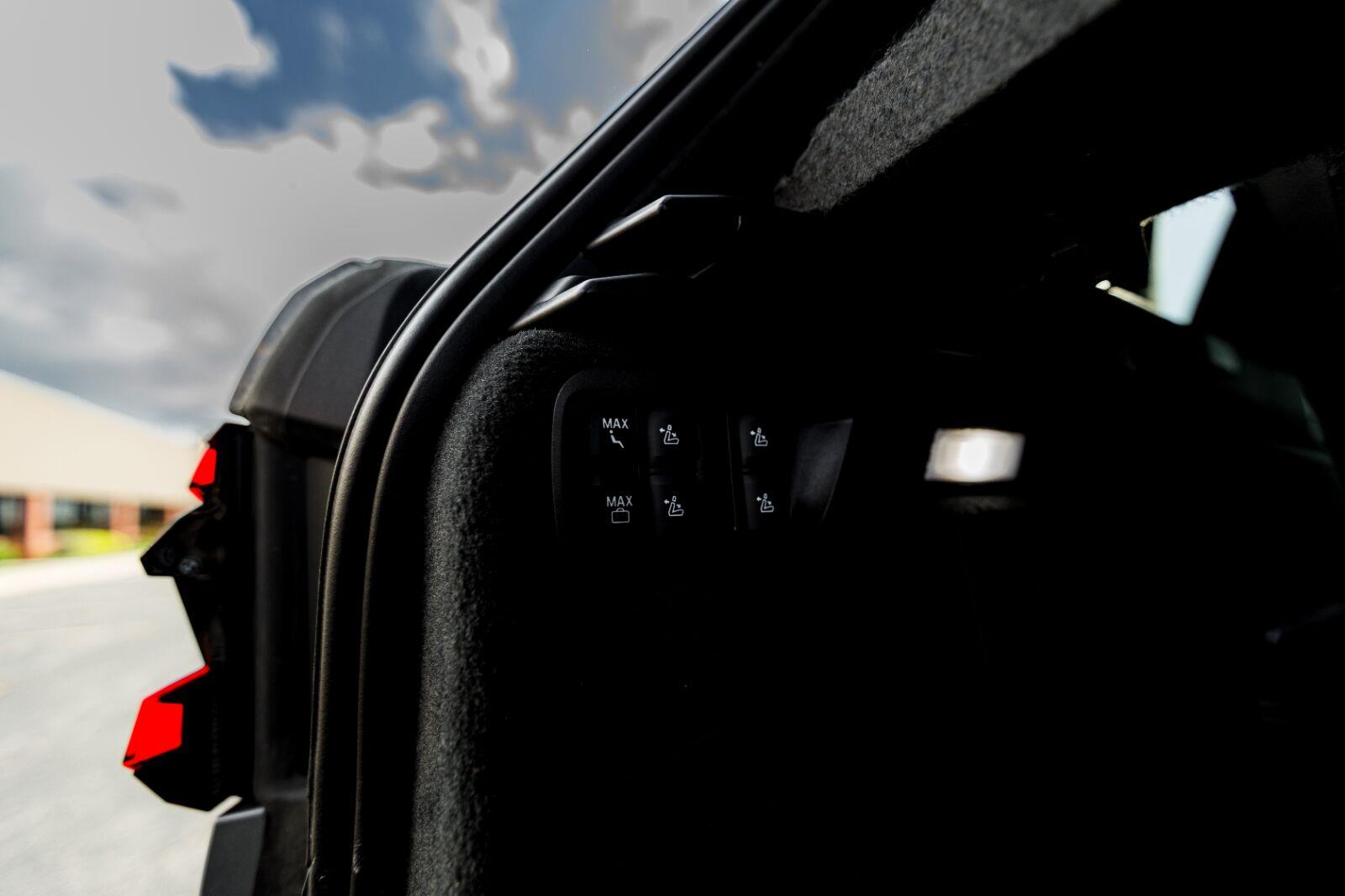 Used 2025 Skyscraper Grey Metallic BMW M60i image 22