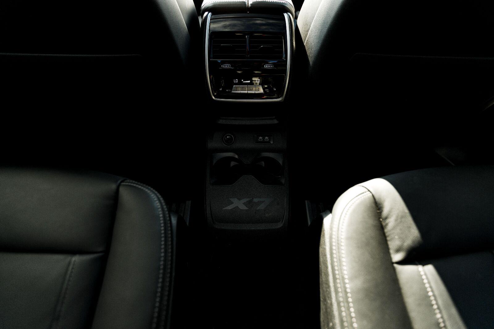 Used 2025 Skyscraper Grey Metallic BMW M60i image 48