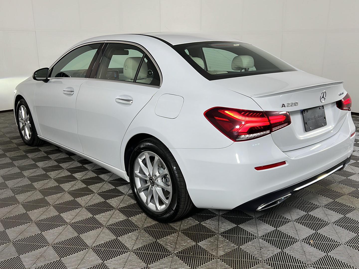 Used 2020 Digital White Pearl Metallic Mercedes-Benz A 220 image 17