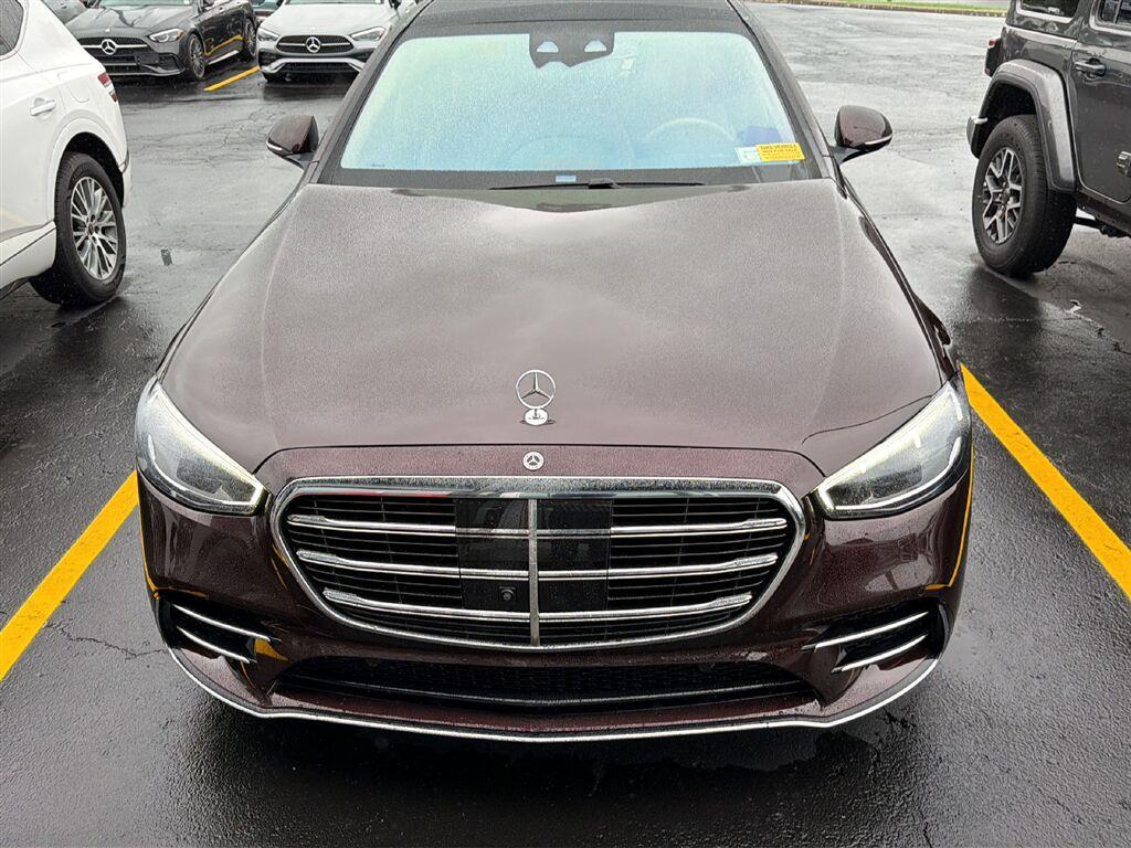 Used 2023 MANUFAKTUR rubellite red metallic Mercedes-Benz S 580 image 2