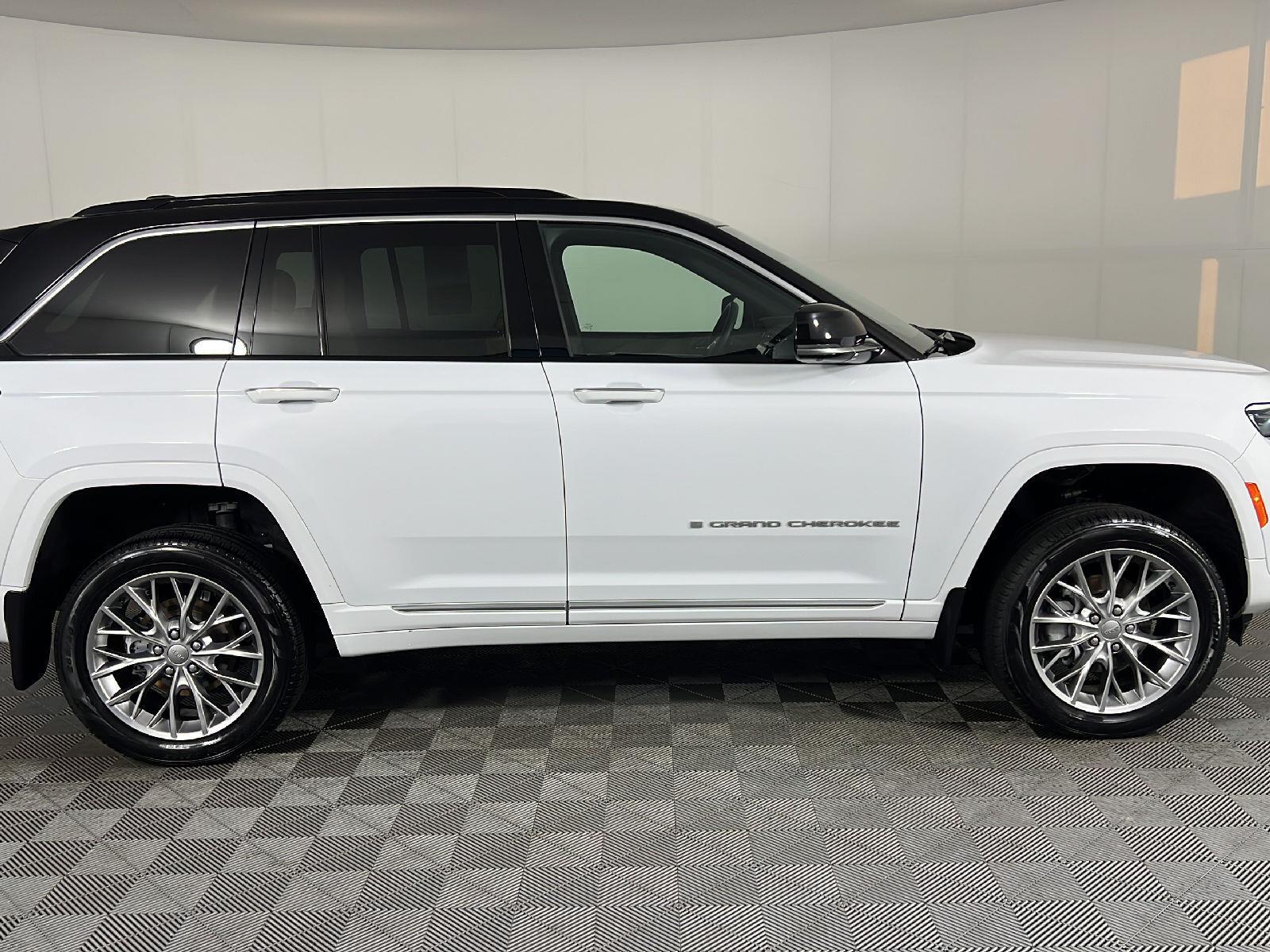 Used 2025 Bright White Clearcoat Jeep Summit image 4