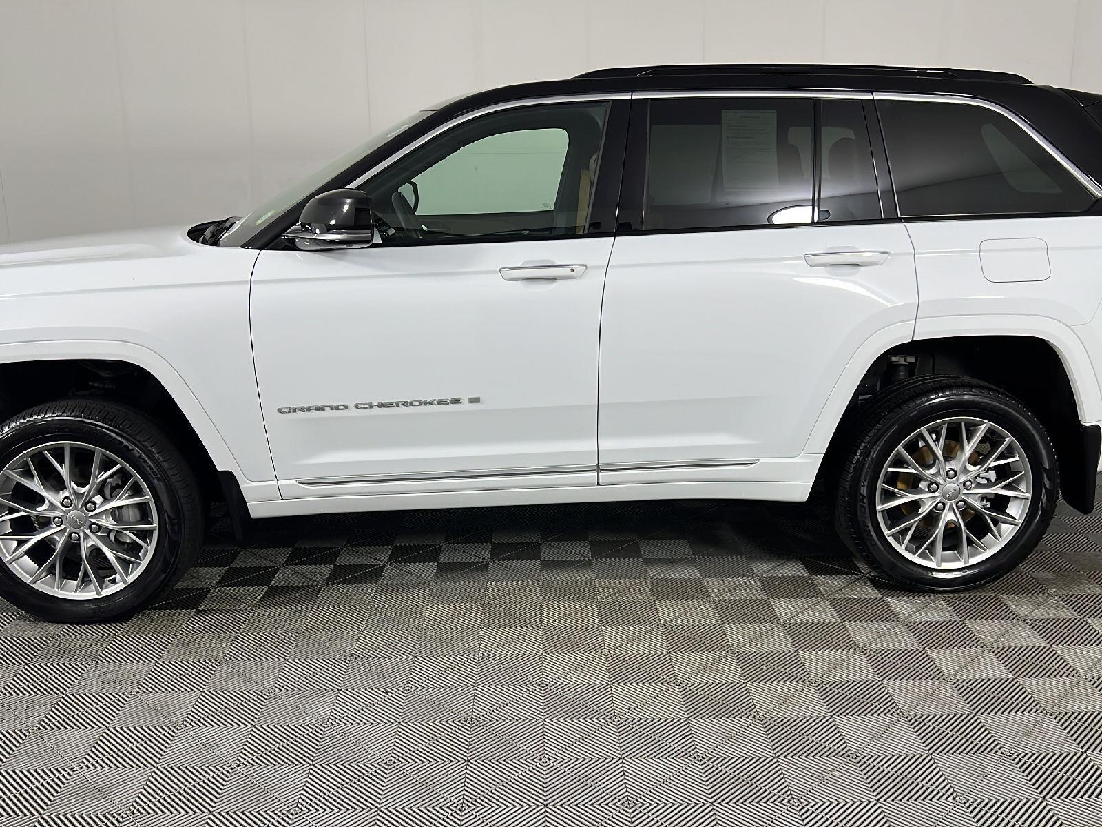 Used 2025 Bright White Clearcoat Jeep Summit image 6