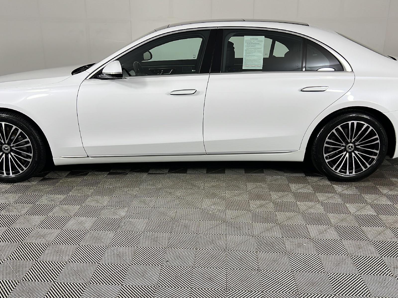 Used 2024 MANUFAKTUR Moonlight White Metallic Mercedes-Benz S 580 image 28