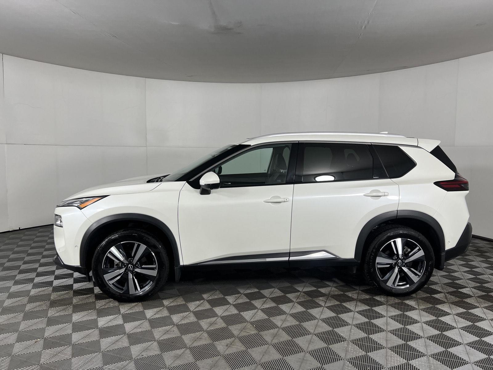 Used 2023 Pearl White Tricoat Nissan SL image 4