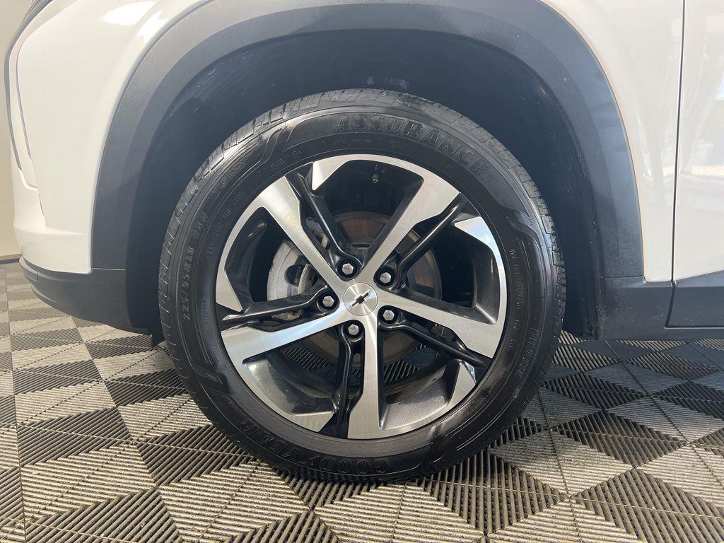 Used 2024 Summit White Chevrolet 1RS image 21