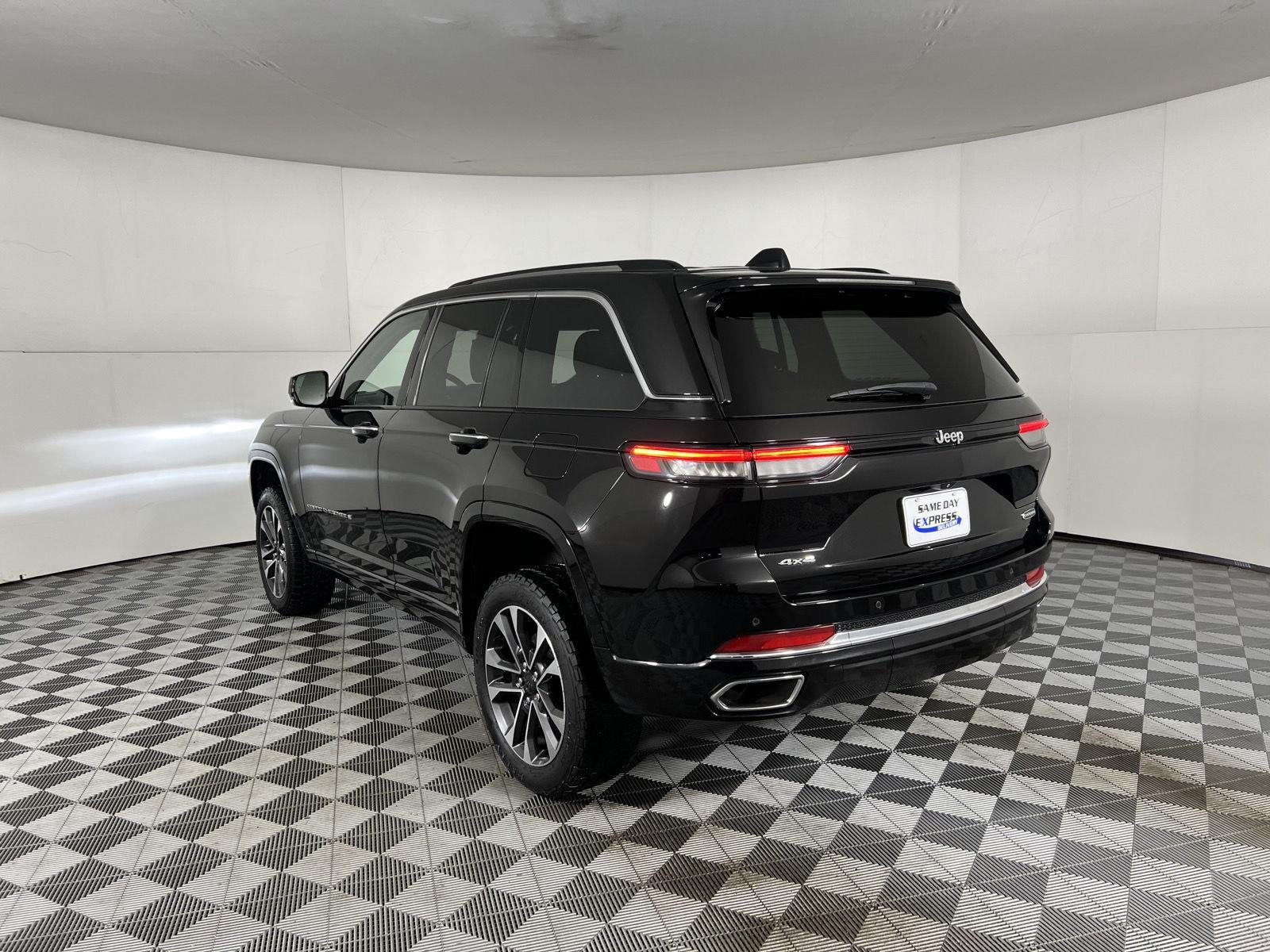 Used 2022 Diamond Black Crystal Pearlcoat Jeep Overland image 6