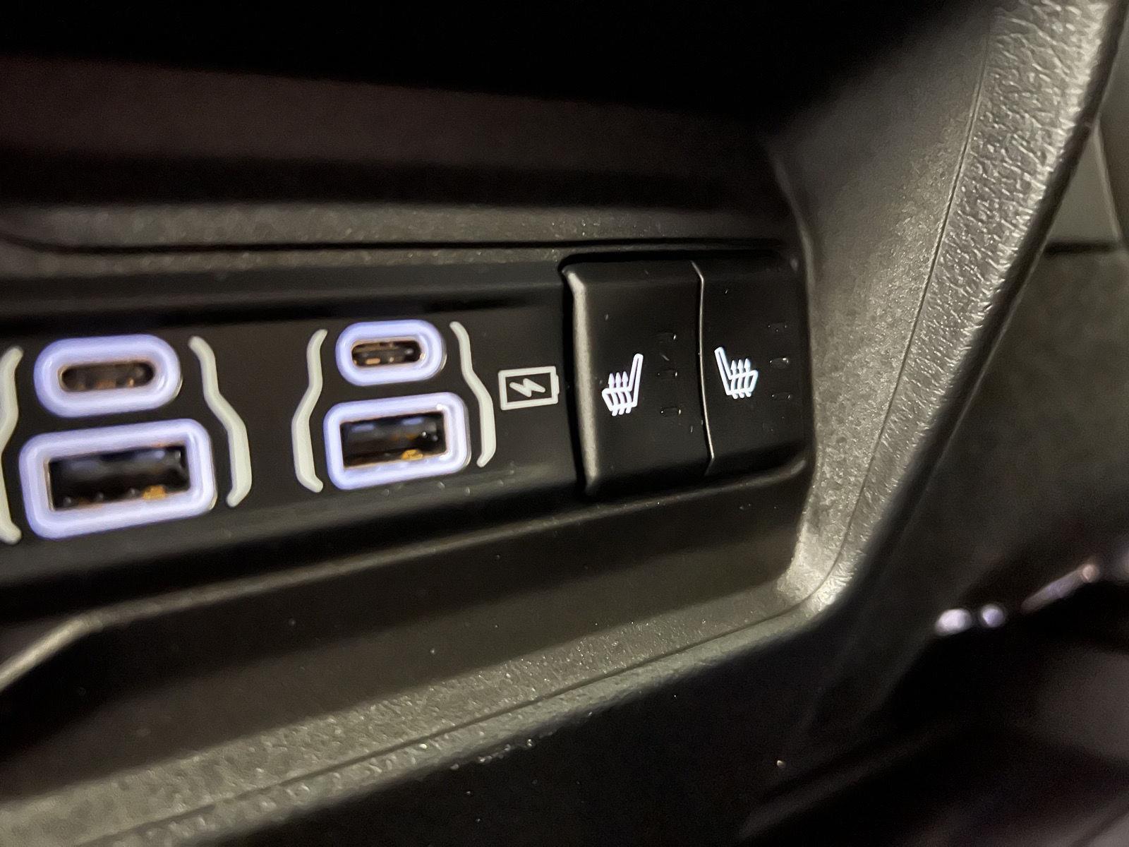 Used 2022 Diamond Black Crystal Pearlcoat Jeep Overland image 26
