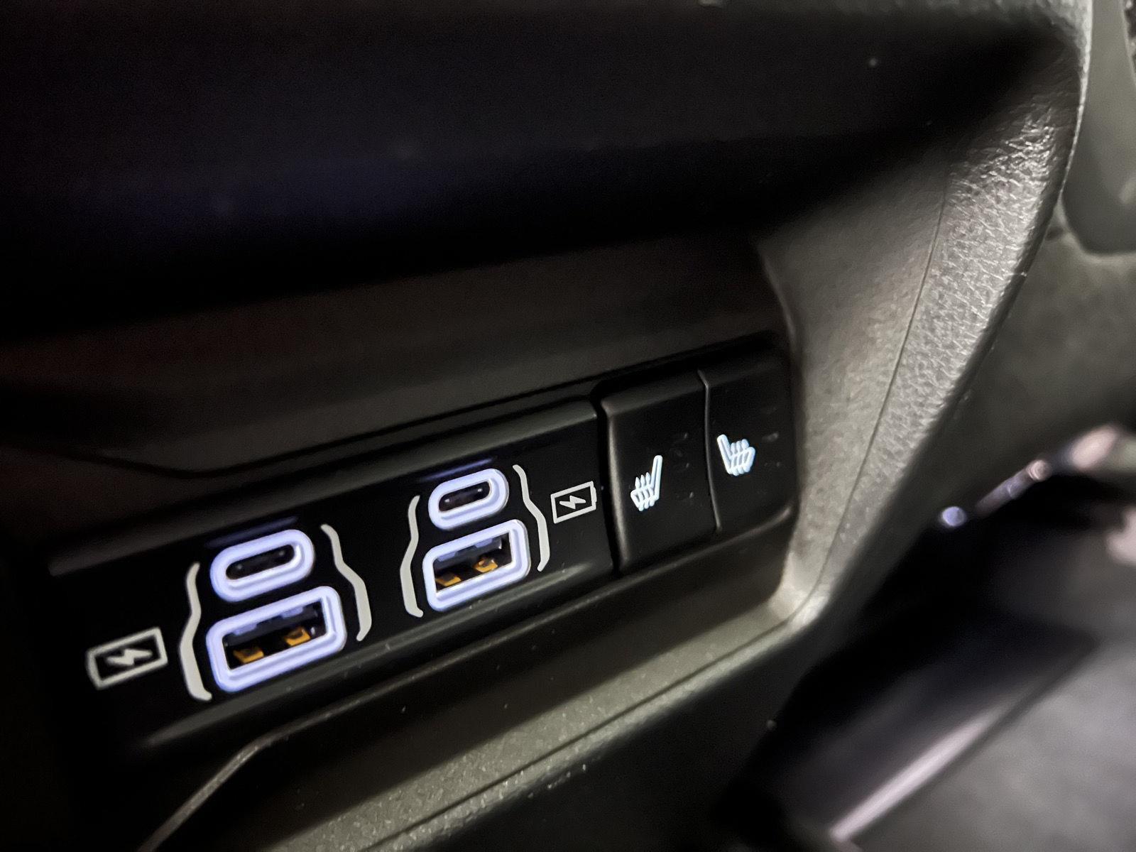 Used 2022 Diamond Black Crystal Pearlcoat Jeep Overland image 27