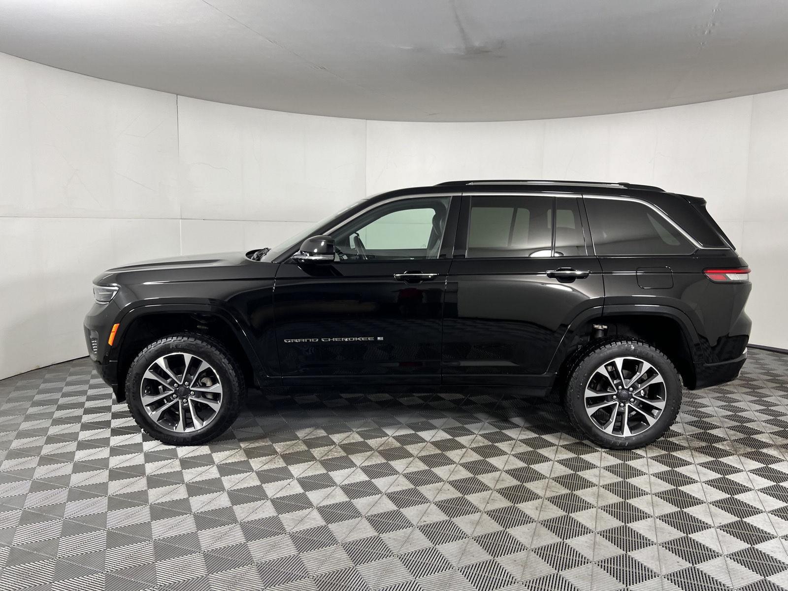 Used 2022 Diamond Black Crystal Pearlcoat Jeep Overland image 5