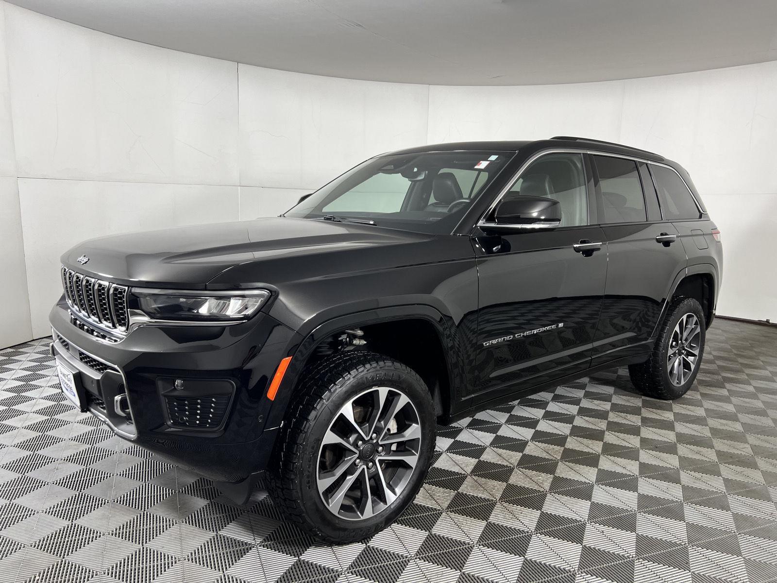 Used 2022 Diamond Black Crystal Pearlcoat Jeep Overland image 4