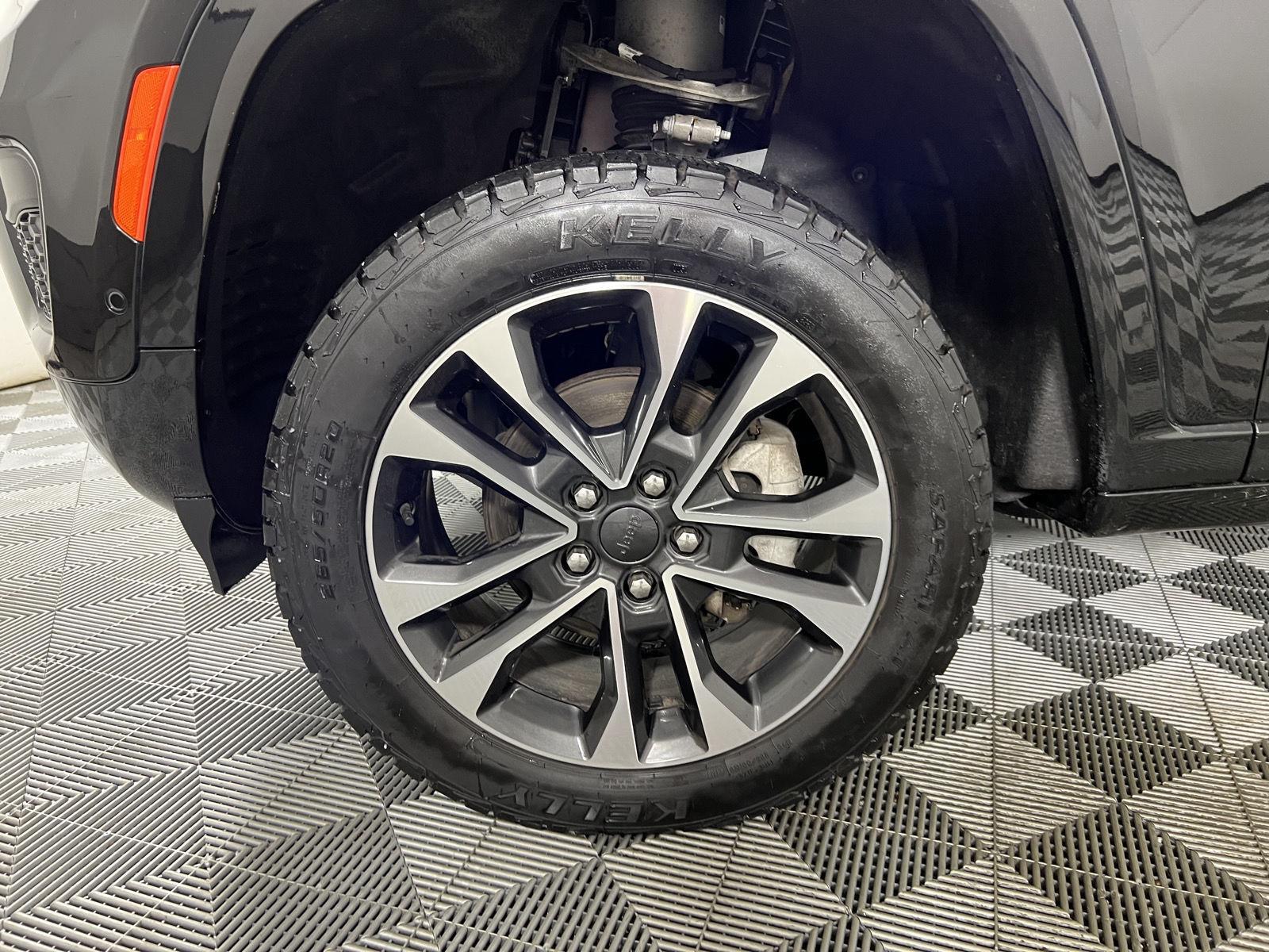 Used 2022 Diamond Black Crystal Pearlcoat Jeep Overland image 30