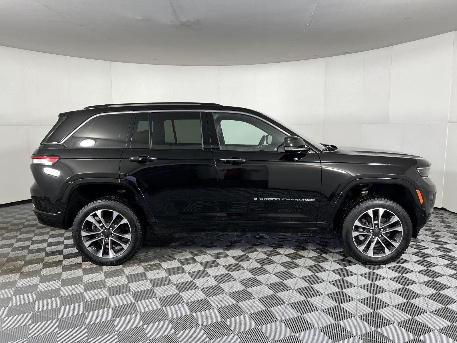 Used 2022 Diamond Black Crystal Pearlcoat Jeep Overland image 11