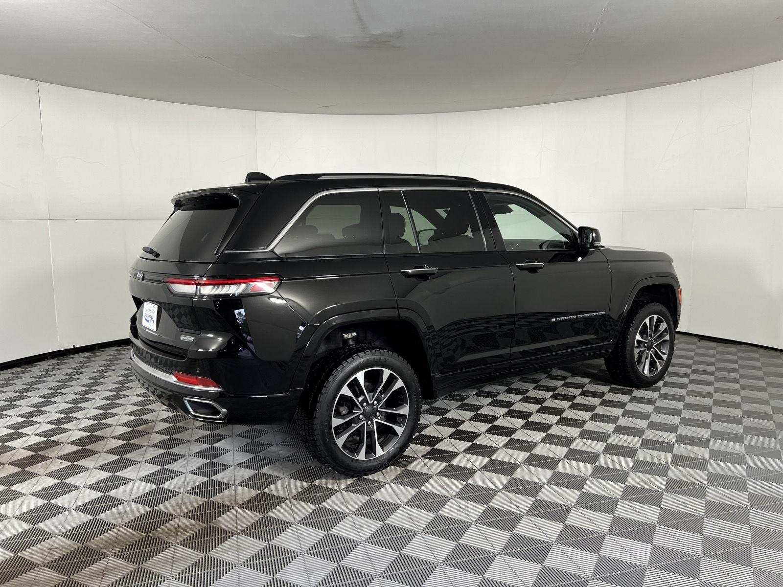 Used 2022 Diamond Black Crystal Pearlcoat Jeep Overland image 10