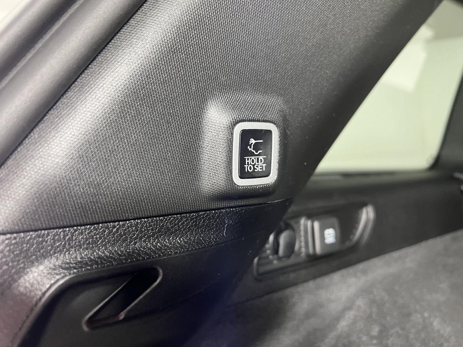 Used 2022 Diamond Black Crystal Pearlcoat Jeep Overland image 9