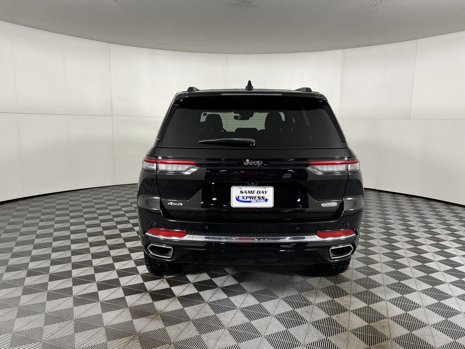 Used 2022 Diamond Black Crystal Pearlcoat Jeep Overland image 7