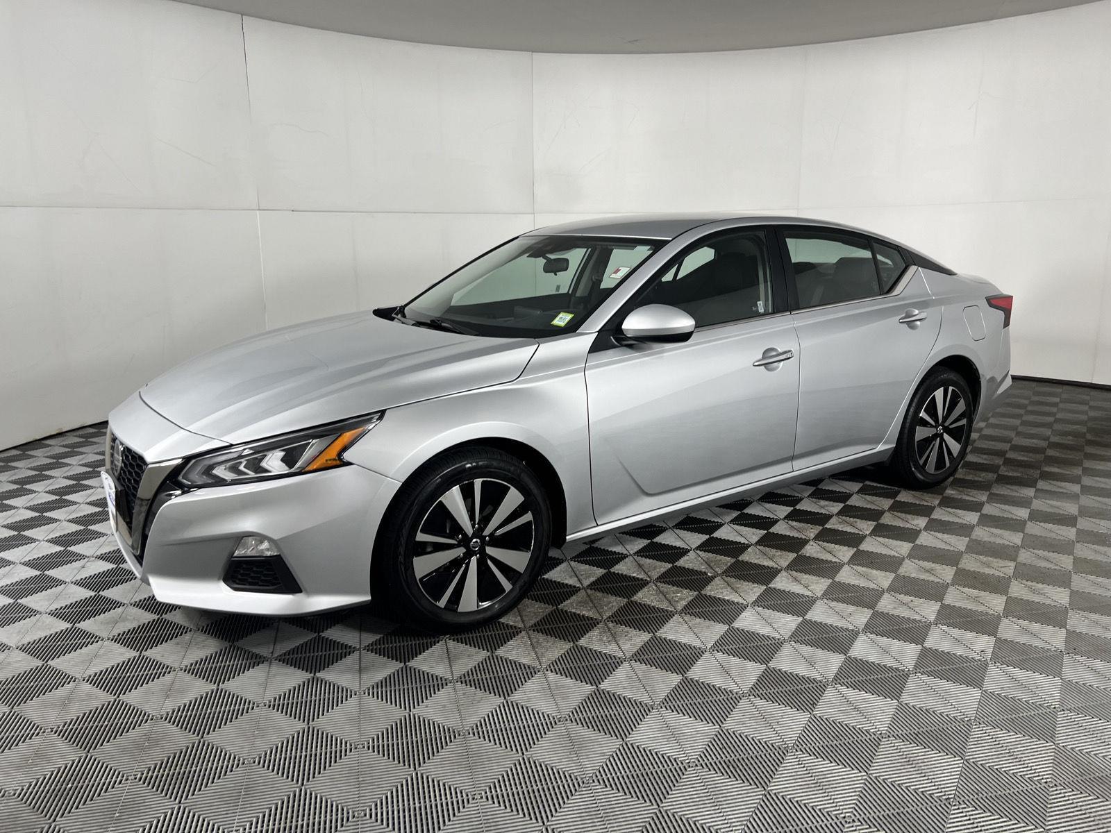 Used 2022 Brilliant Silver Metallic Nissan 2.5 SV image 3
