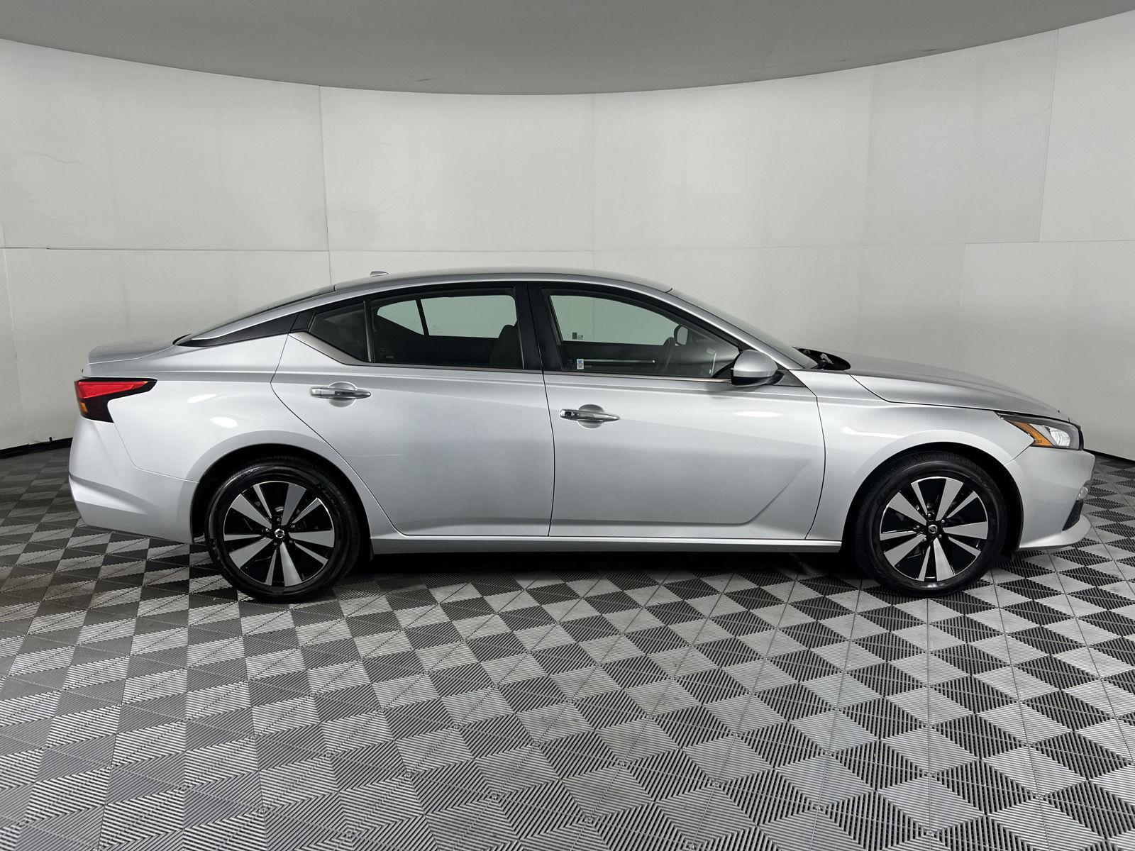 Used 2022 Brilliant Silver Metallic Nissan 2.5 SV image 10