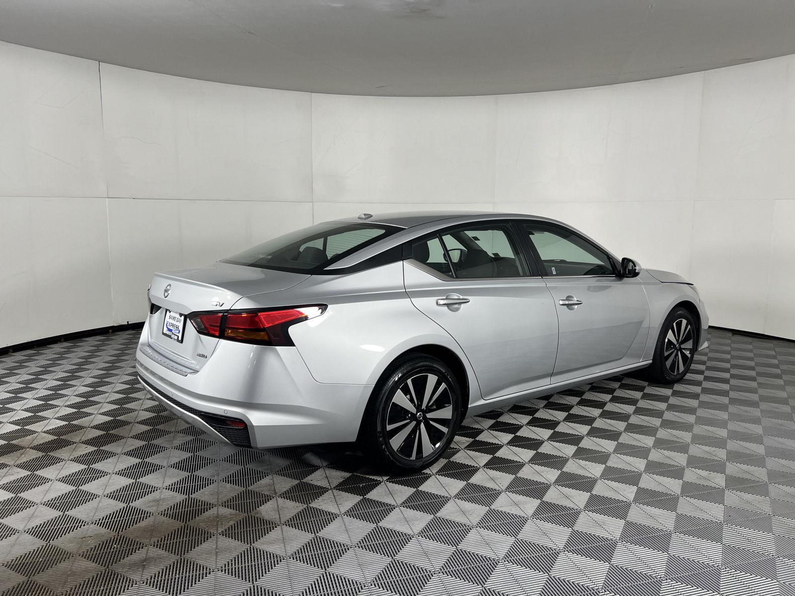 Used 2022 Brilliant Silver Metallic Nissan 2.5 SV image 9