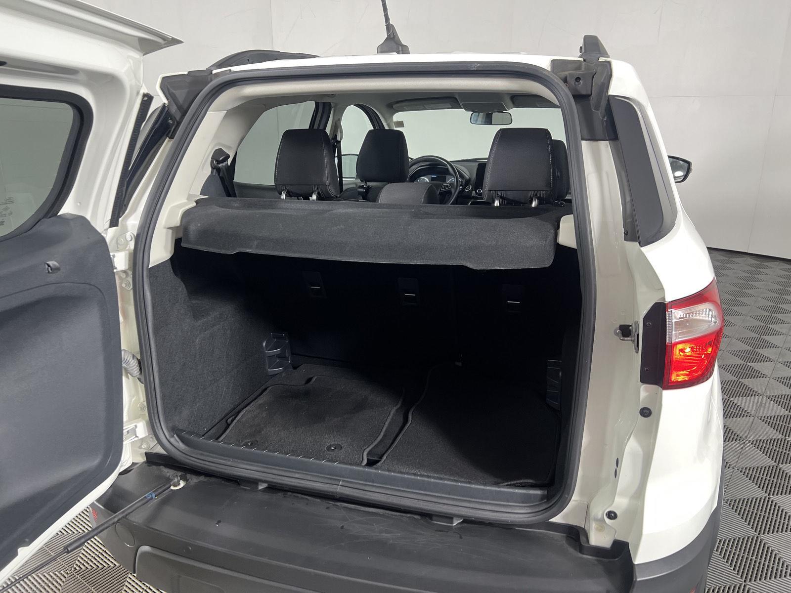 Used 2019 Diamond White Ford SE image 8