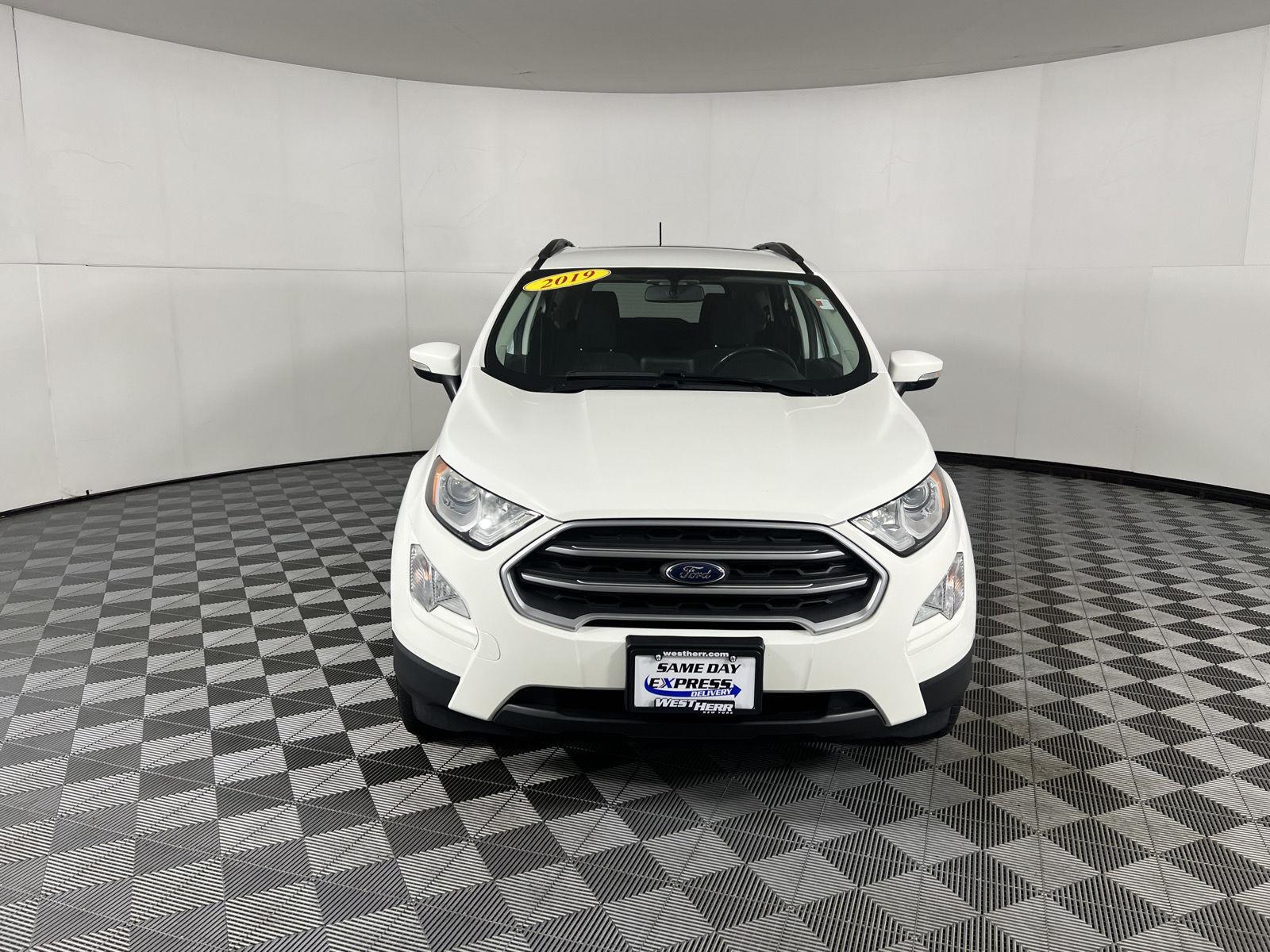 Used 2019 Diamond White Ford SE image 2