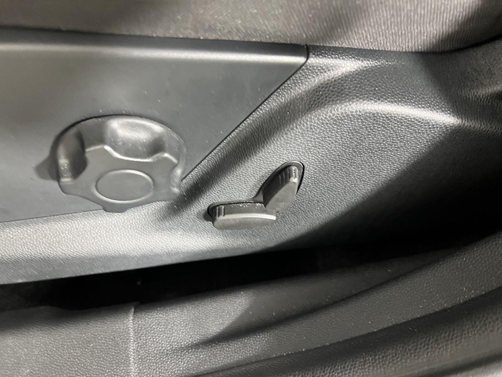 Used 2019 Diamond White Ford SE image 13