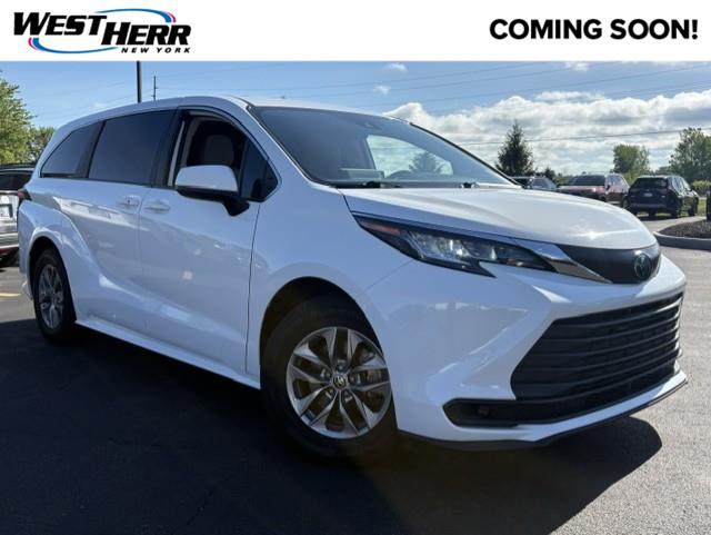 White 2022 Toyota Sienna LE 8-Passenger FWD Minivan Front-Wheel Drive Continuously Variable Transmission