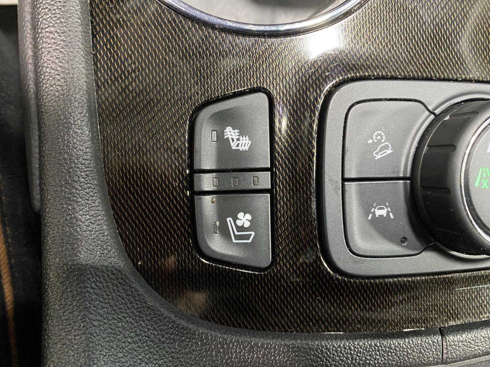 Used 2023 Sterling Metallic GMC AT4 image 29
