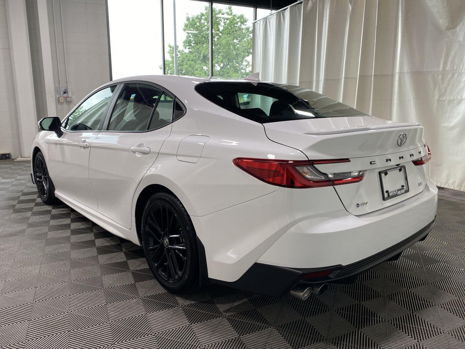 Certified Used 2025 Ice Cap Toyota SE image 5