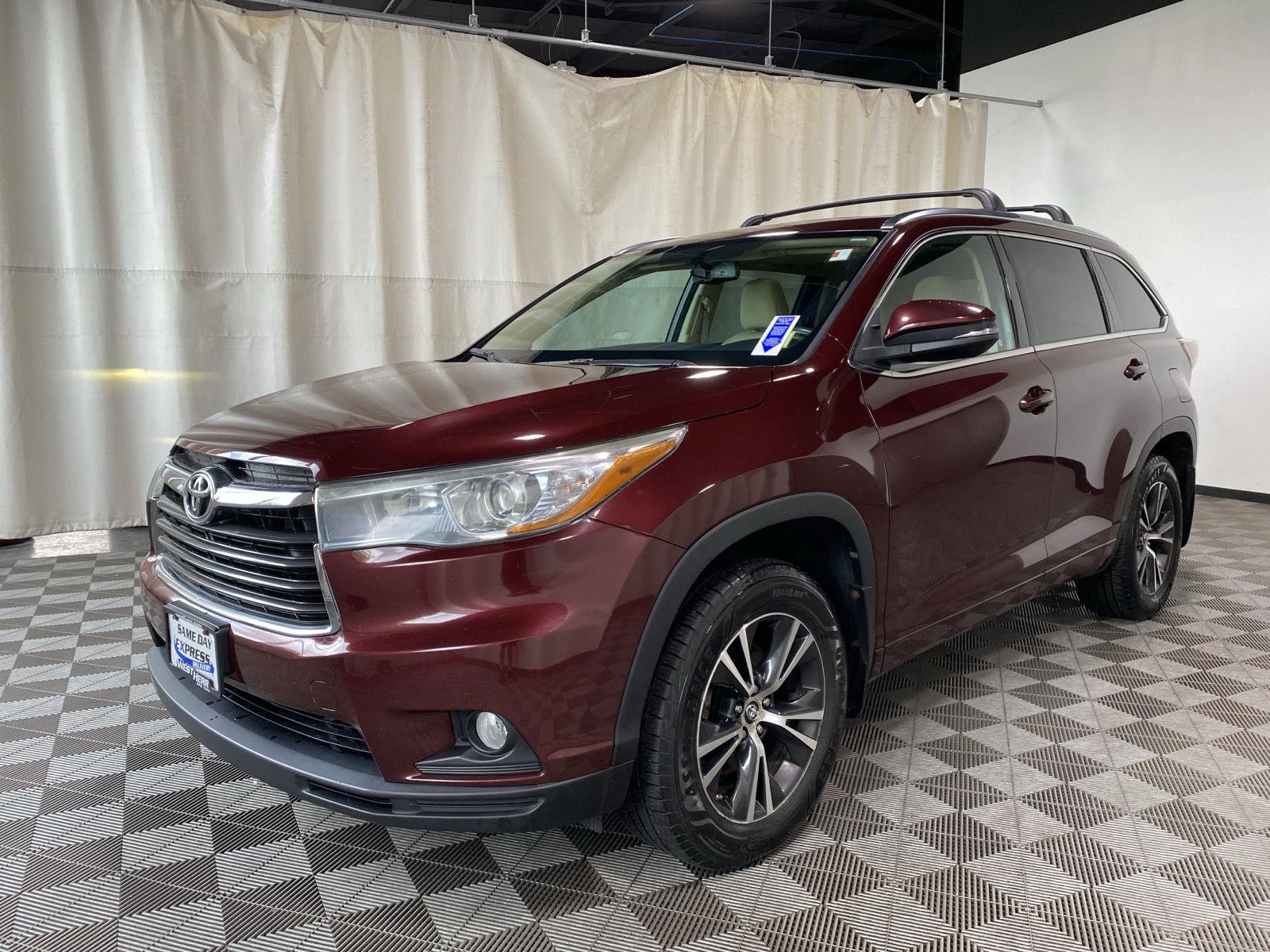 Used 2016 Ooh La La Rouge Mica Toyota XLE image 5