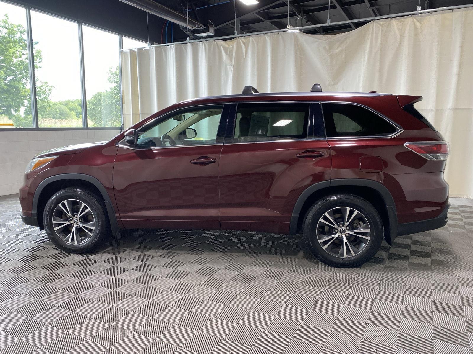 Used 2016 Ooh La La Rouge Mica Toyota XLE image 7
