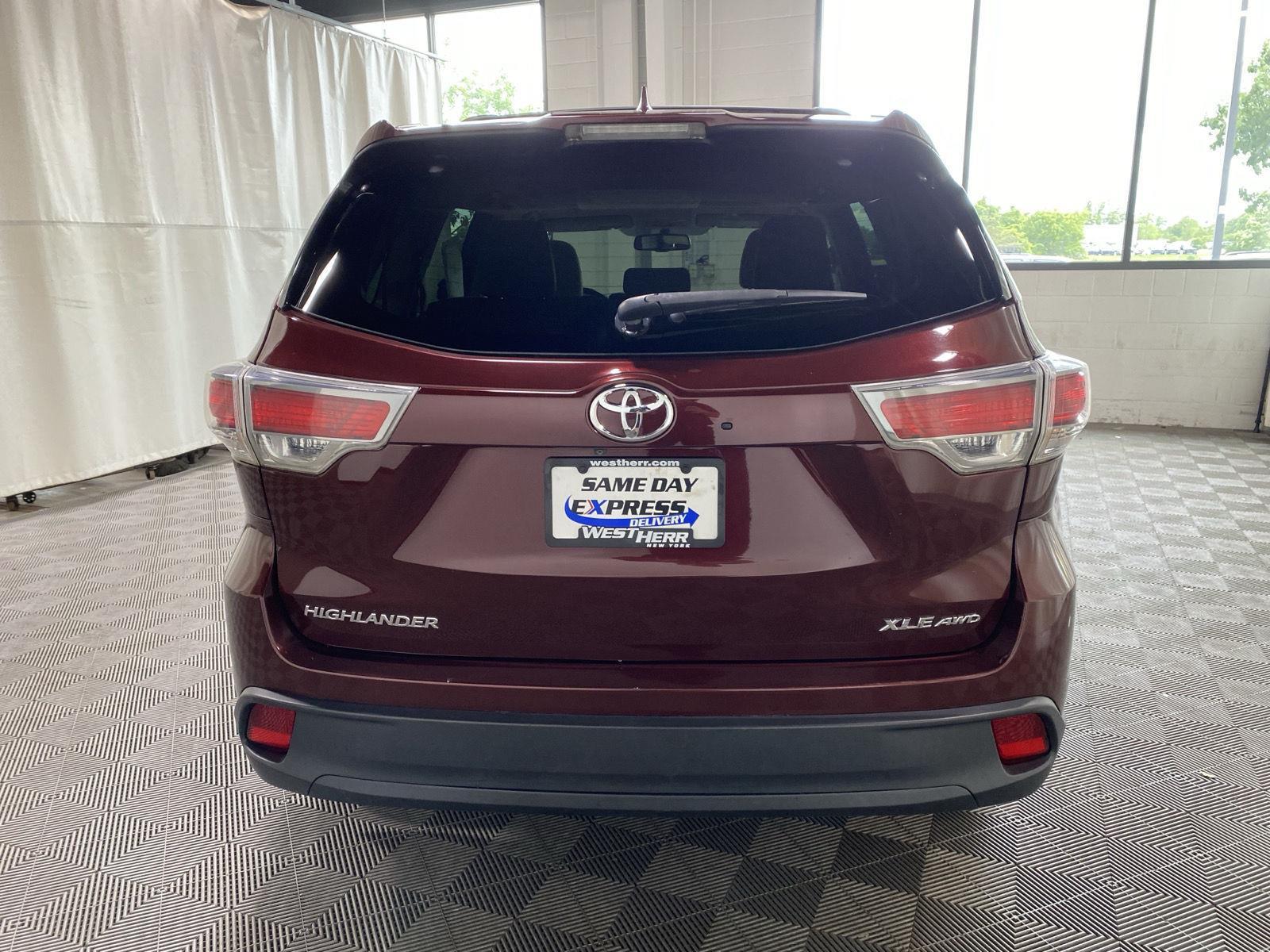 Used 2016 Ooh La La Rouge Mica Toyota XLE image 11