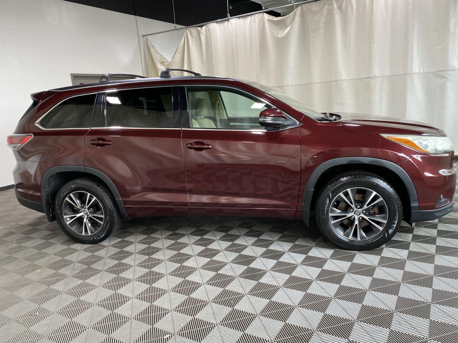 Used 2016 Ooh La La Rouge Mica Toyota XLE image 15