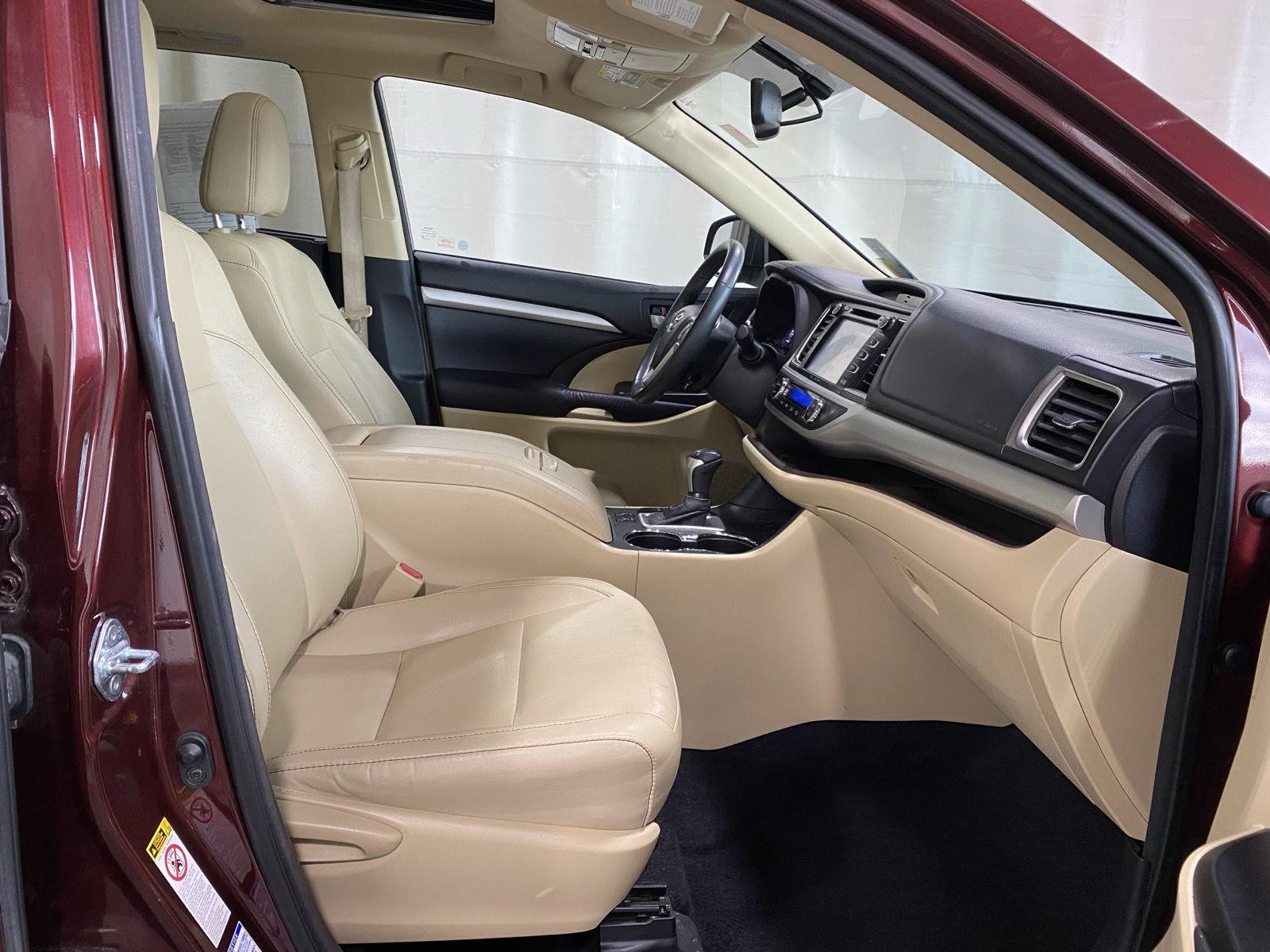 Used 2016 Ooh La La Rouge Mica Toyota XLE image 12