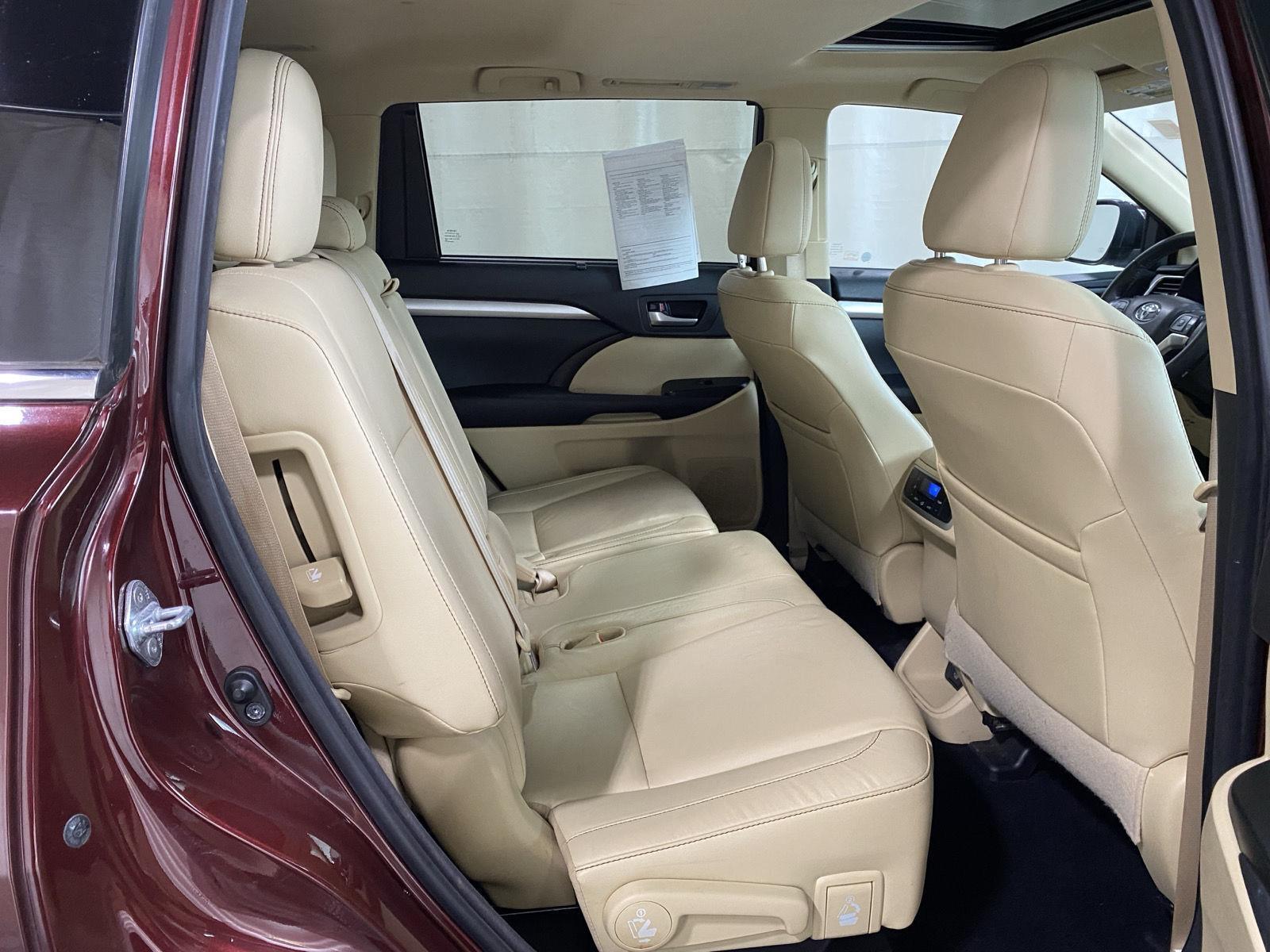 Used 2016 Ooh La La Rouge Mica Toyota XLE image 14