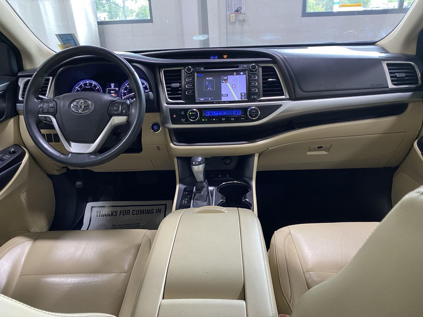 Used 2016 Ooh La La Rouge Mica Toyota XLE image 10