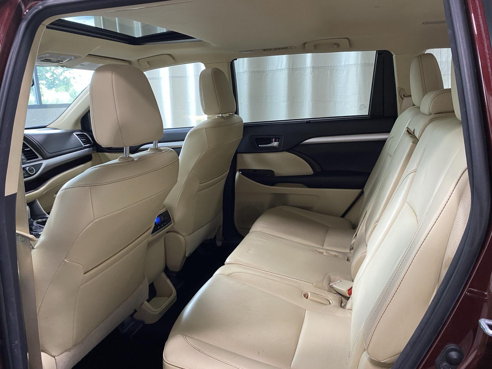 Used 2016 Ooh La La Rouge Mica Toyota XLE image 8