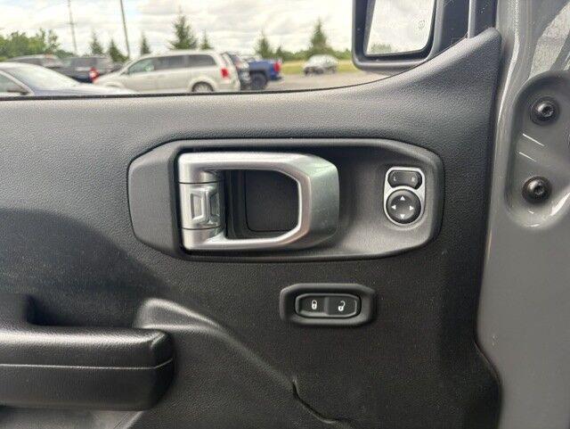 Used 2020 Sting-Gray Clearcoat Jeep Sport S image 13
