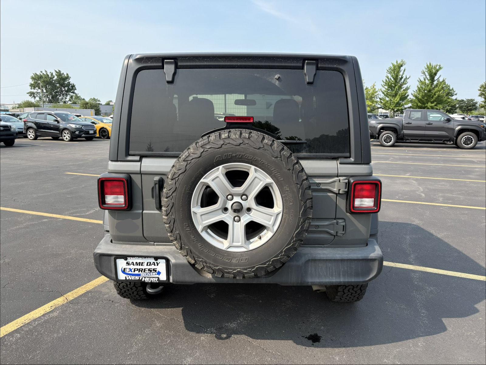 Used 2020 Sting-Gray Clearcoat Jeep Sport S image 14