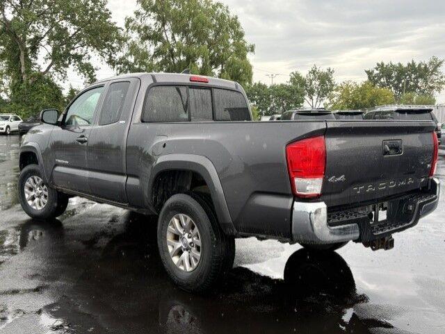 Used 2016 Magnetic Gray Metallic Toyota SR5 V6 image 10