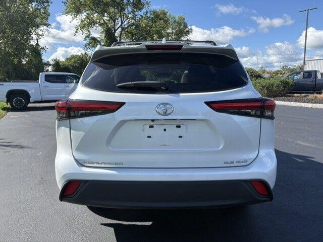 Used 2022 Wind Chill Pearl Toyota XLE image 10