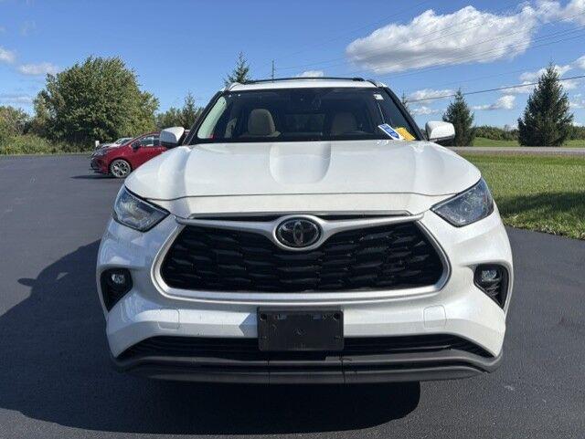Used 2022 Wind Chill Pearl Toyota XLE image 4