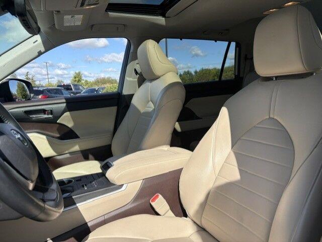 Used 2022 Wind Chill Pearl Toyota XLE image 5