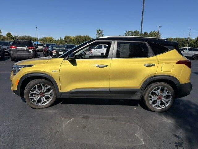 Used 2021 Starbright Yellow/Black Roof Kia SX Turbo image 8